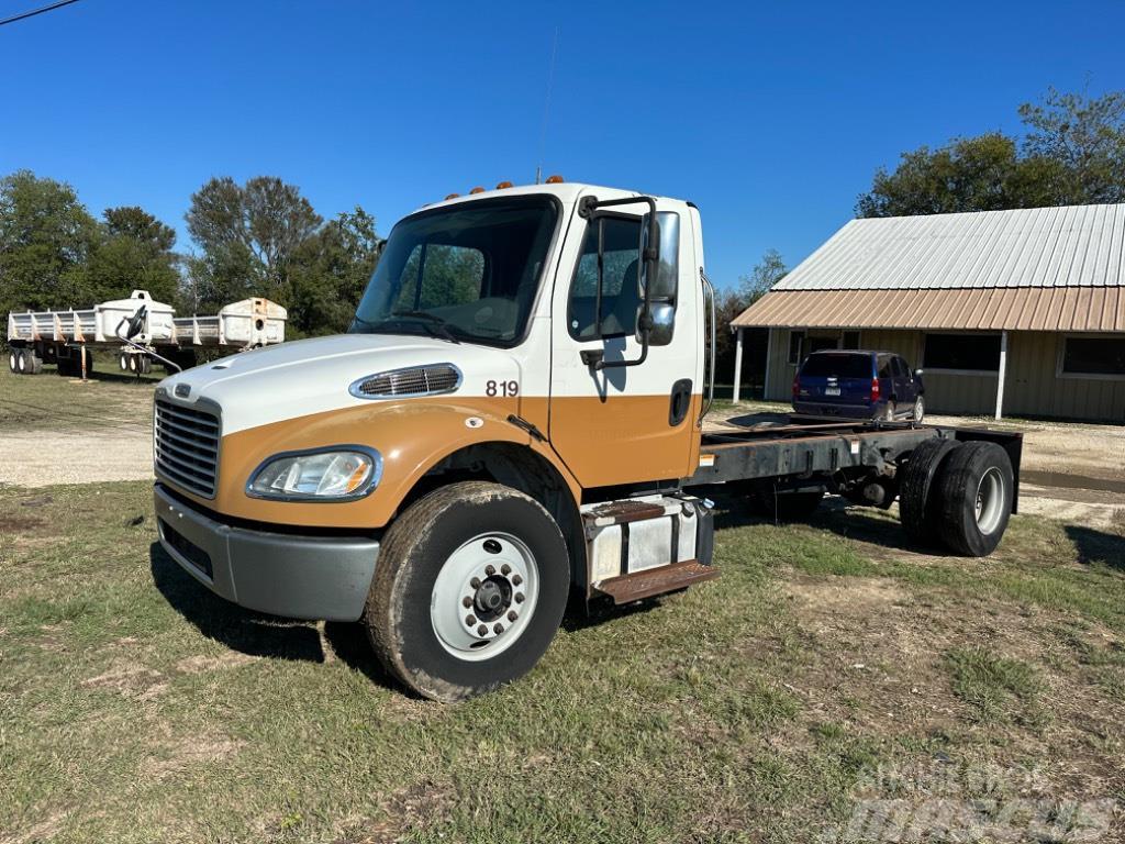 Freightliner M 106 Chassis Cab trucks
