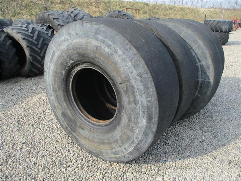  RECAFLEX 23.5-25  5 cm gummi tilbage. Tyres, wheels and rims