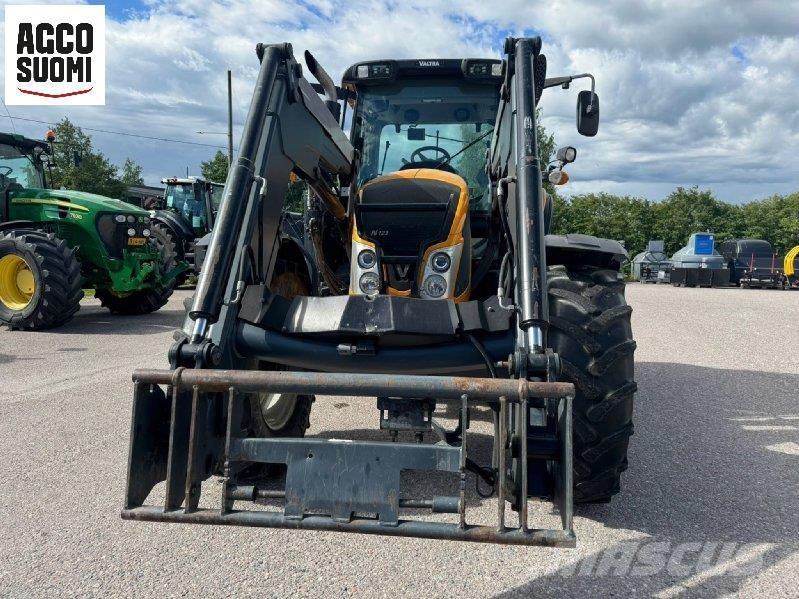 Valtra N123 HITECH Traktoren