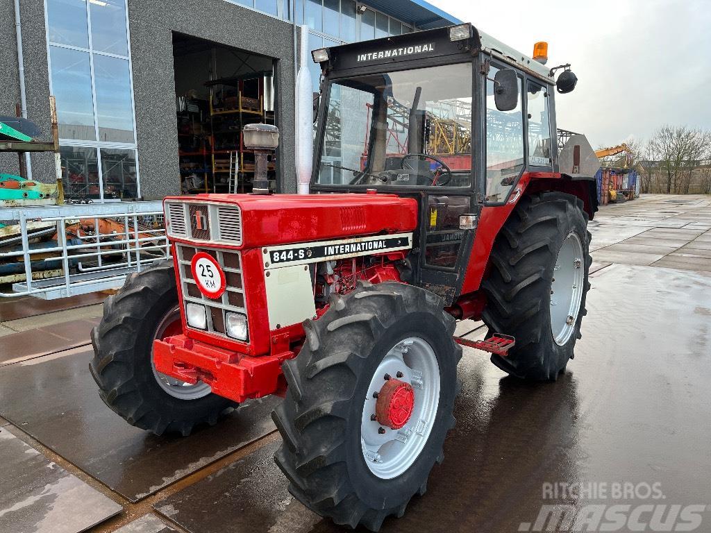 International 844 S 4x4 Traktoren