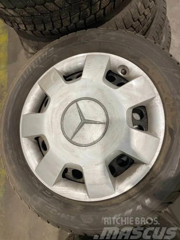 Bridgestone *Mercedes deksels met banden*205/55R16 Reifen
