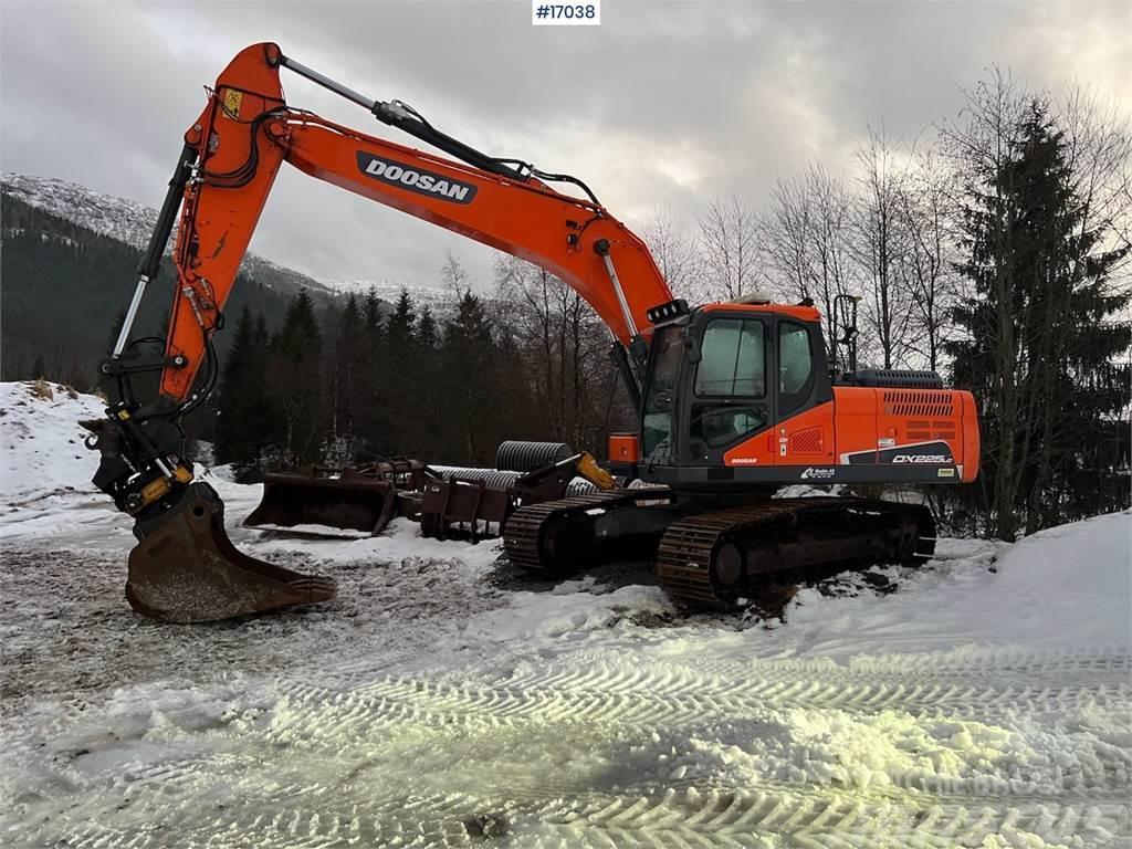 Doosan DX225 LC-5 excavator w/ rotor tilt, Cleaning bucke Raupenbagger