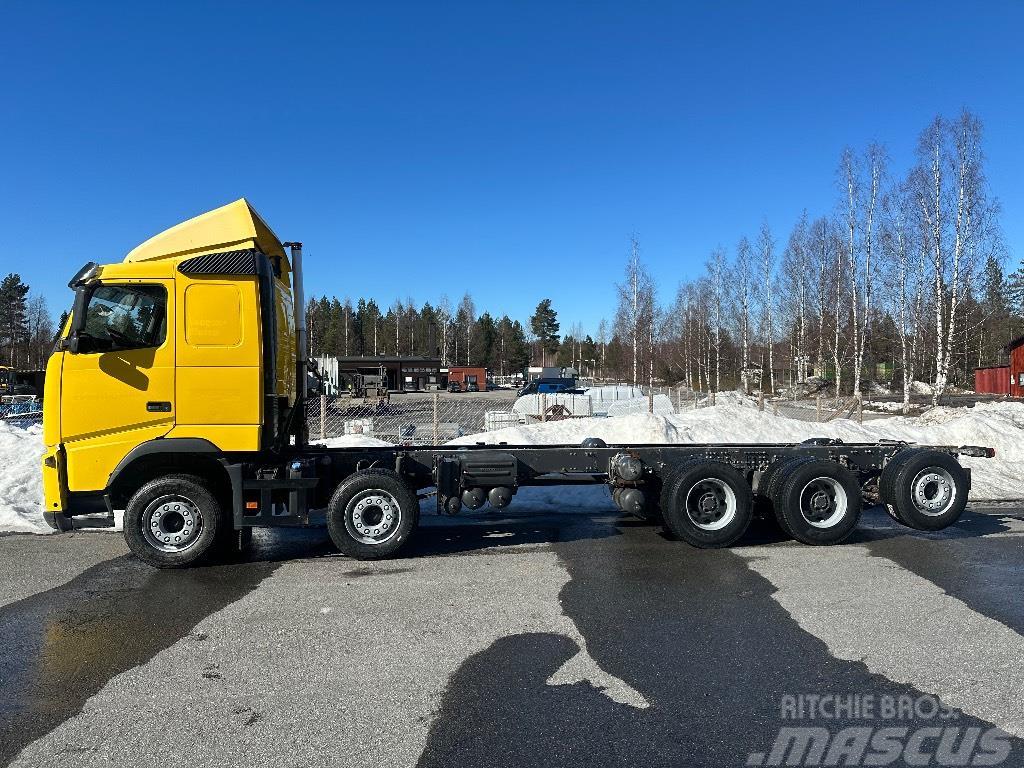 Volvo FH500 10x4 283tkm valmistuu ritilä-autoksi Forsttransportfahrzeuge
