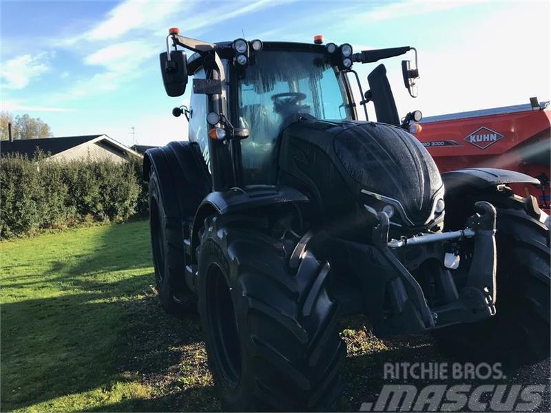 Valtra N175 Versu Black Editions Med AutoComfort Affjedre Traktoren