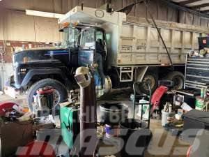 Mack RD688S Dump Truck Kipper