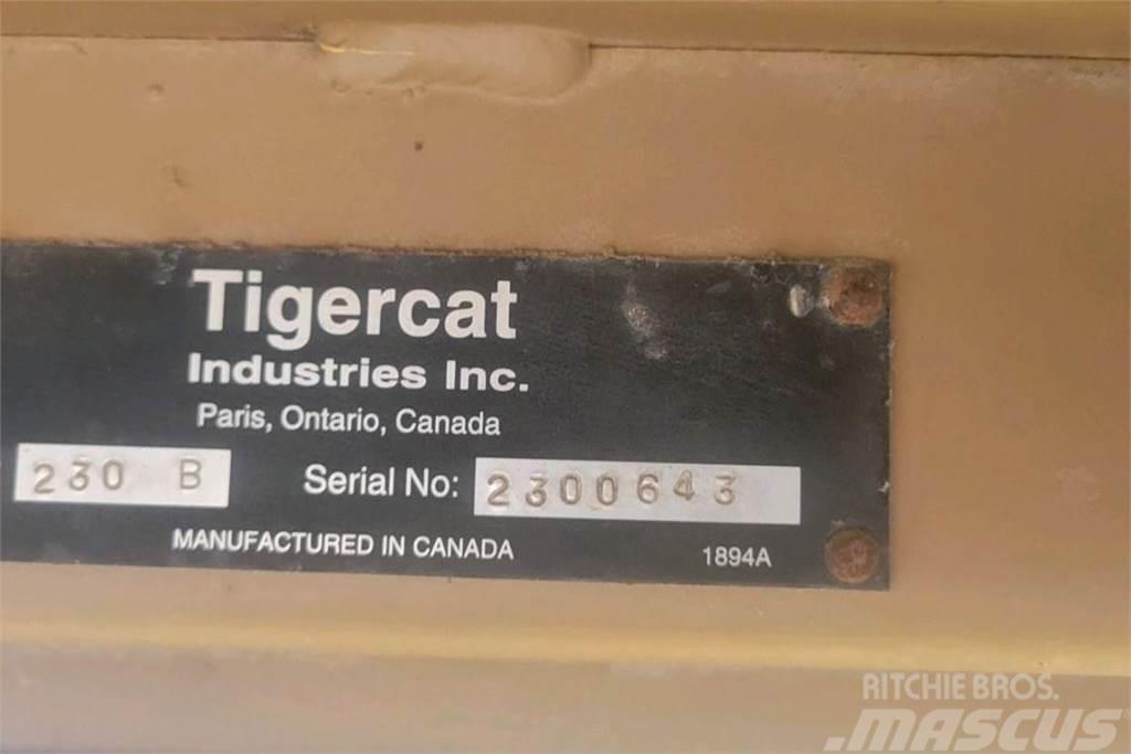 Tigercat 230B Gelenkausleger Lader