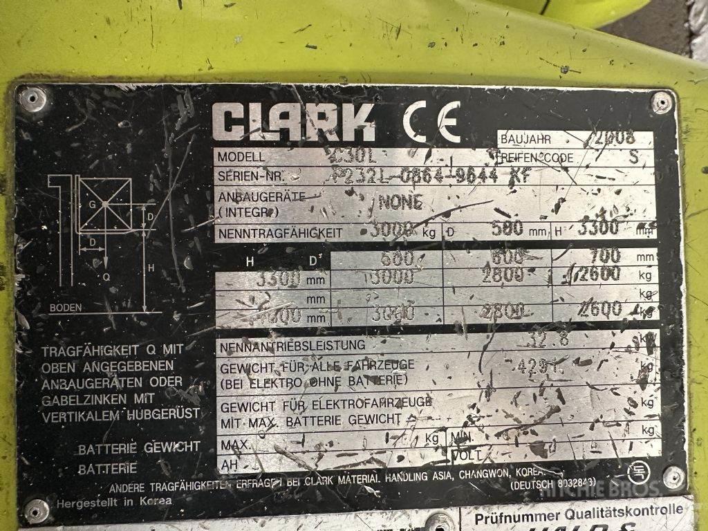 Clark C 30 L - TRIPLEX 4,8 m Gasstapler