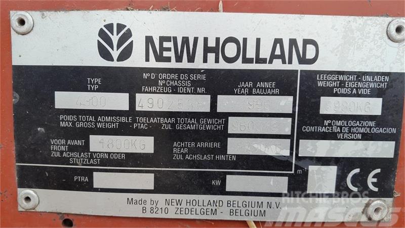 New Holland 4900 med Spragelse ballevogn Quaderpressen
